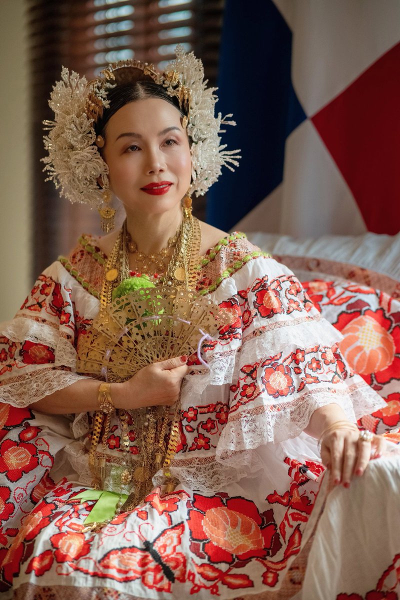 ChEmbPa's tweet photo. Para celebrar las Fiestas Patrias de Panamá 2025, me vestí con Pollera por primera vez. ¡Felicitaciones Panamá! https://t.co/caxyW1Zy63