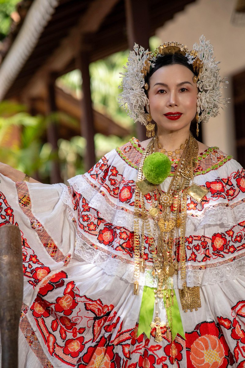 Para celebrar las Fiestas Patrias de Panamá 2025, me vestí con Pollera por primera vez. ¡Felicitaciones Panamá!