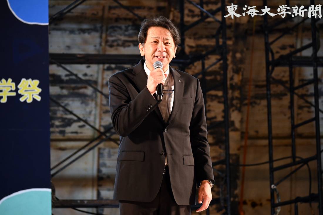 TokaiNewsPress's tweet image. #湘南キャンパス 建学祭「夜の部」⭐️
豪華景品が当たる抽選会や、よさこいダンスチーム「響」などがパフォーマンスを披露💃木村英樹学長もあいさつに立ちました🎤
クライマックスのドローンショーでは建学祭テーマ「VIVID」のメッセージが夜空に浮かび上がりました🌌
#東海大学 #建学祭