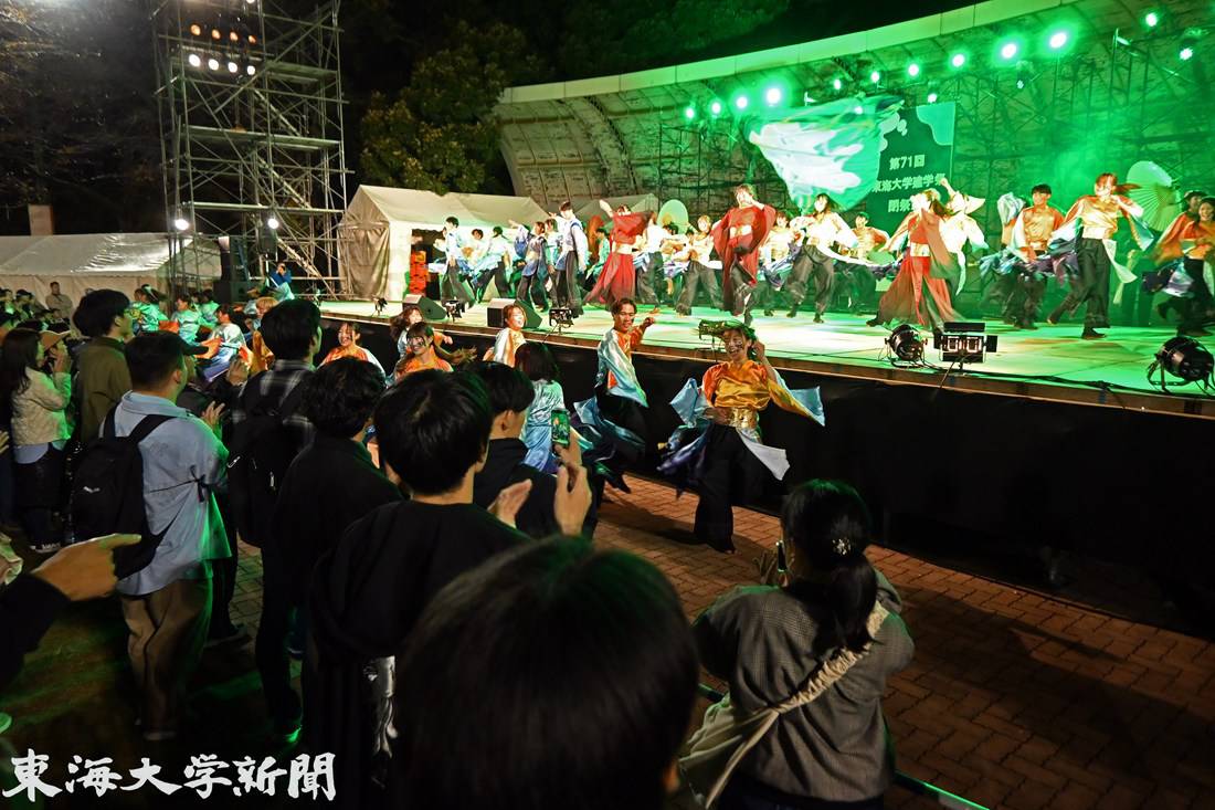 TokaiNewsPress's tweet image. #湘南キャンパス 建学祭「夜の部」⭐️
豪華景品が当たる抽選会や、よさこいダンスチーム「響」などがパフォーマンスを披露💃木村英樹学長もあいさつに立ちました🎤
クライマックスのドローンショーでは建学祭テーマ「VIVID」のメッセージが夜空に浮かび上がりました🌌
#東海大学 #建学祭