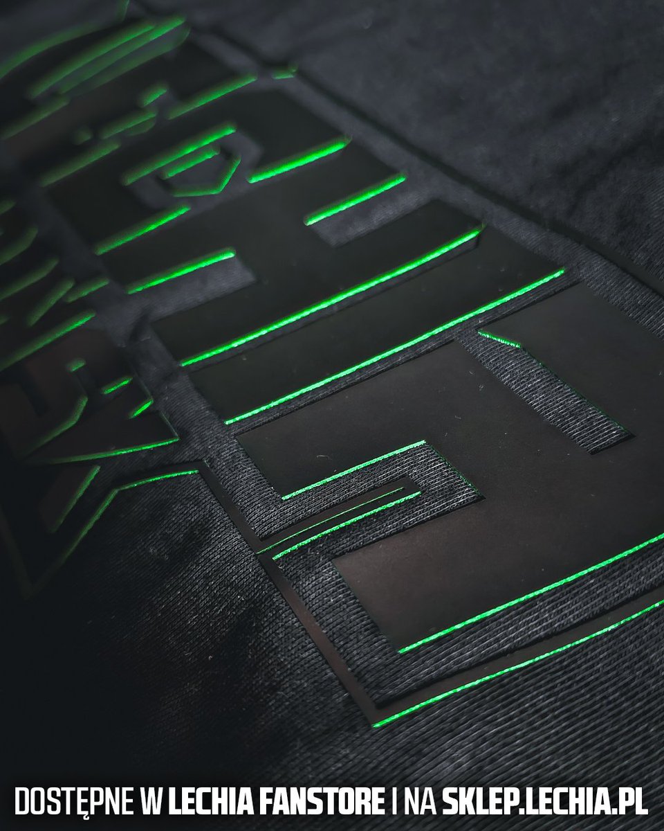 LechiaFanstore's tweet photo. Paweł Pęczak prezentuje nowy wzór koszulek i bluz z nadrukiem 3D 🇳🇬

✅ wypukłe napisy
✅ czarny nadruk z zielonym efektem 3D

🌐 https://t.co/Sf7YfBFU0N
_________________
🏟 @PolsatPlusArena
▶️ Pokoleń @LechiaGdanskSA 1
⏩ https://t.co/56PClPmblR

#Lechia #Gdansk #LechiaFanstore https://t.co/JXuKic6a5x