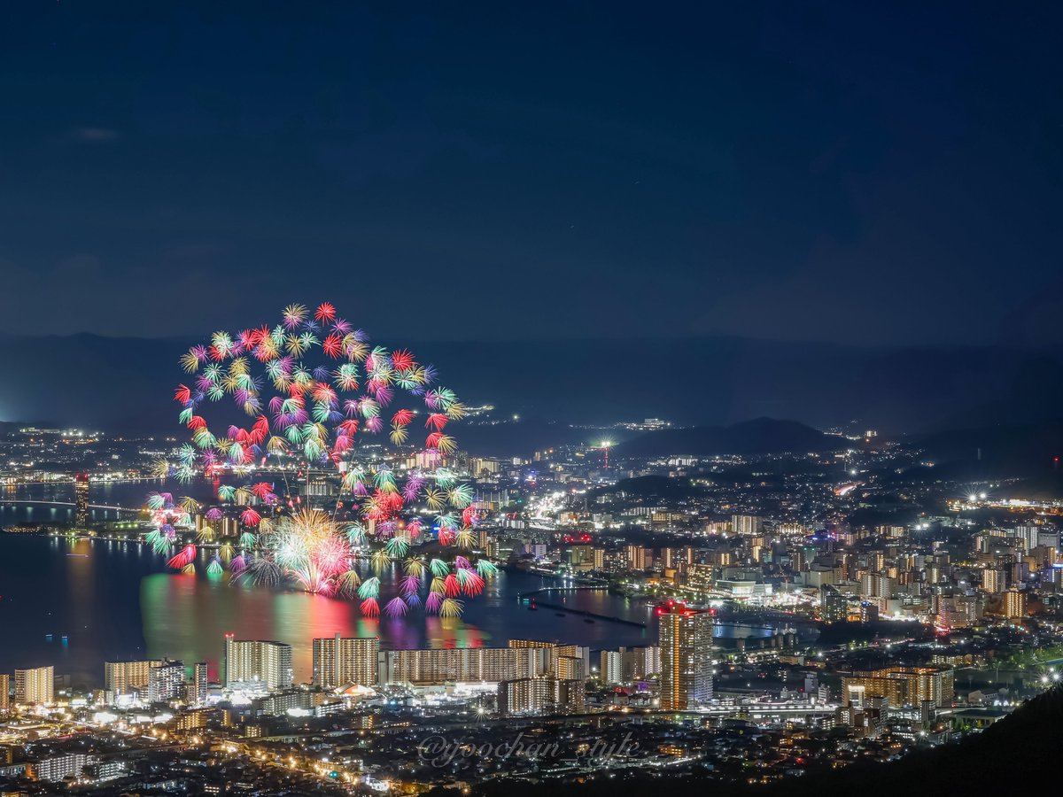 yochan_style's tweet image. びわ湖「秋」花火🎇
前から撮りたかった場所から✨
夜景と花火の組み合わせが最高だーー

#キヤノン党でほめあいたい 
#eosR6markii