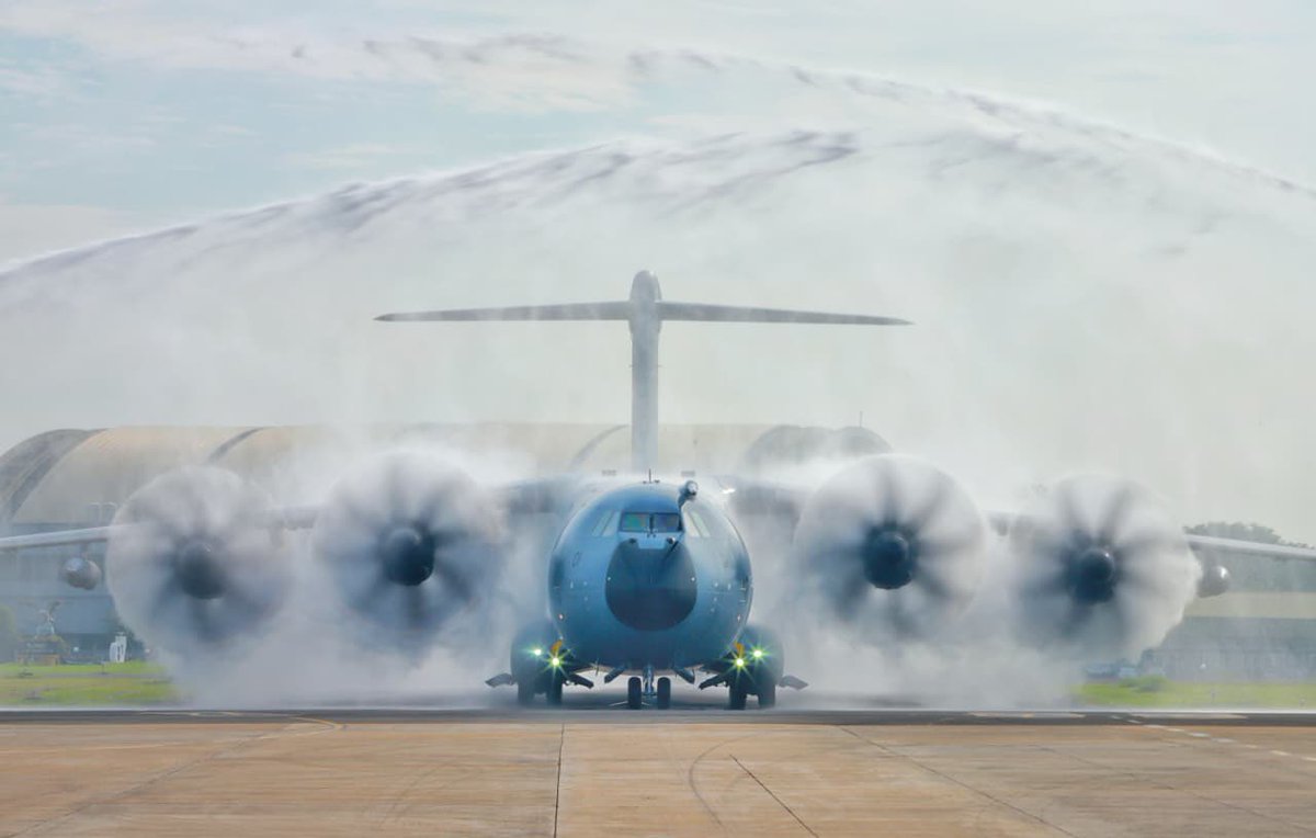 _TNIAU's tweet photo. "Airbus A400M, Sayap Baru TNI AU di Langit Indonesia" 

Tradisi water salute menandai kedatangan pesawat Airbus A400M/MRTT pertama Indonesia di Lanud Halim Perdanakusuma, Senin (3/11/2025). Kedatanganya disambut oleh Kasau Marsekal TNI M. Tonny Harjono, S.E., M.M., bersama para pejabat TNI AU.

Pesawat bernomor registrasi A-4001 tersebut hadir sebagai simbol bertambahnya kekuatan dan kesiapan TNI Angkatan Udara dalam menjalankan berbagai misi, baik Operasi Militer Perang (OMP) maupun Operasi Militer Selain Perang (OMSP). 🇮🇩 ✈️

#dmmp 💂🏻‍♀️