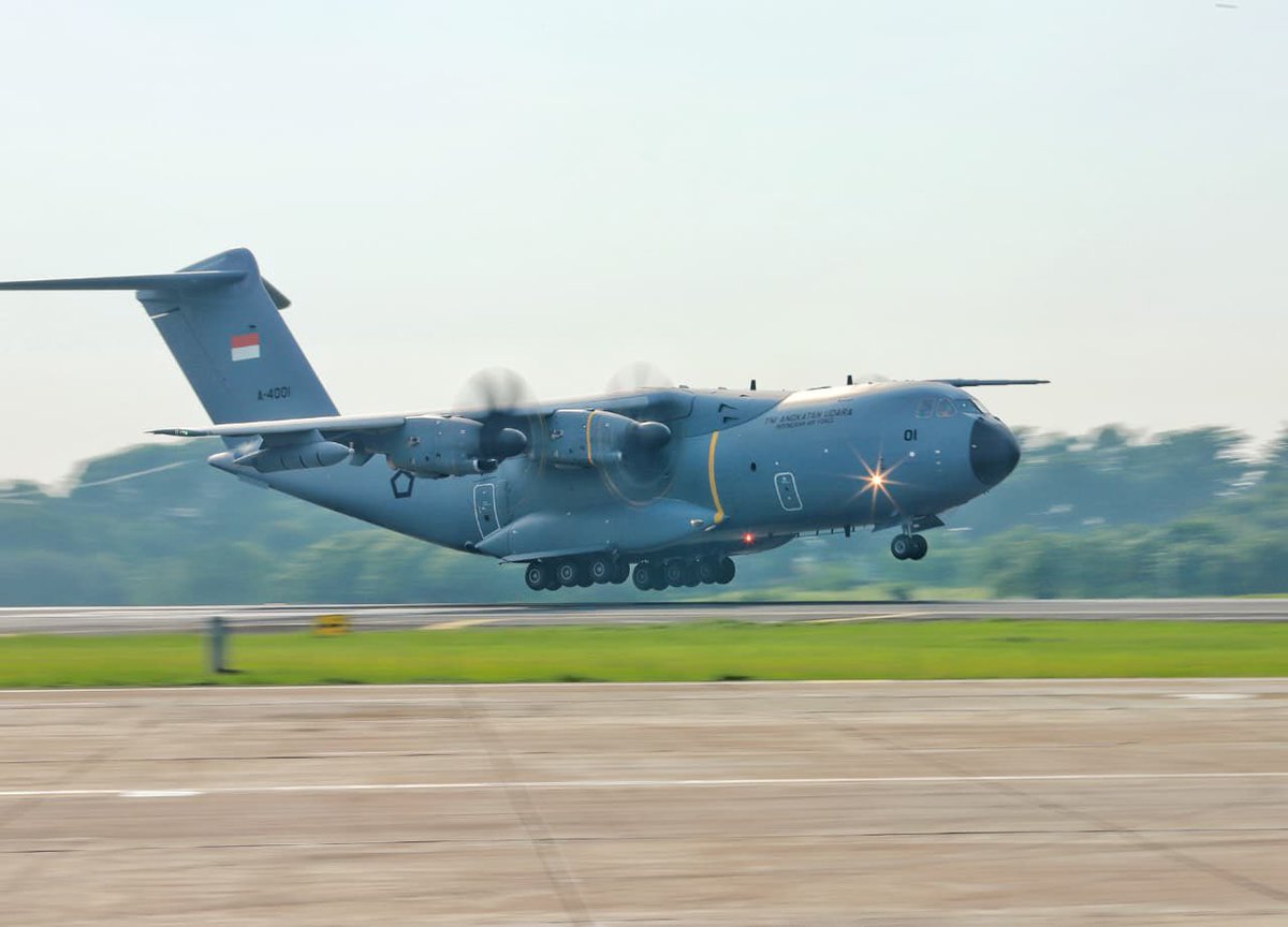 _TNIAU's tweet photo. "Airbus A400M, Sayap Baru TNI AU di Langit Indonesia" 

Tradisi water salute menandai kedatangan pesawat Airbus A400M/MRTT pertama Indonesia di Lanud Halim Perdanakusuma, Senin (3/11/2025). Kedatanganya disambut oleh Kasau Marsekal TNI M. Tonny Harjono, S.E., M.M., bersama para pejabat TNI AU.

Pesawat bernomor registrasi A-4001 tersebut hadir sebagai simbol bertambahnya kekuatan dan kesiapan TNI Angkatan Udara dalam menjalankan berbagai misi, baik Operasi Militer Perang (OMP) maupun Operasi Militer Selain Perang (OMSP). 🇮🇩 ✈️

#dmmp 💂🏻‍♀️