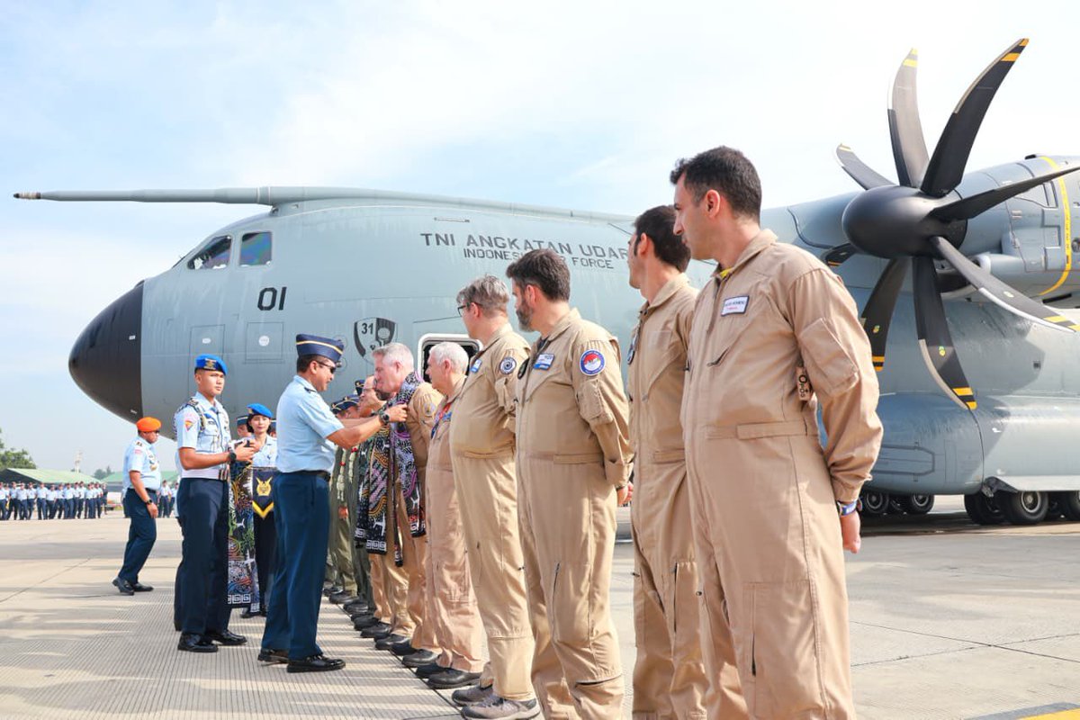 _TNIAU's tweet photo. "Airbus A400M, Sayap Baru TNI AU di Langit Indonesia" 

Tradisi water salute menandai kedatangan pesawat Airbus A400M/MRTT pertama Indonesia di Lanud Halim Perdanakusuma, Senin (3/11/2025). Kedatanganya disambut oleh Kasau Marsekal TNI M. Tonny Harjono, S.E., M.M., bersama para pejabat TNI AU.

Pesawat bernomor registrasi A-4001 tersebut hadir sebagai simbol bertambahnya kekuatan dan kesiapan TNI Angkatan Udara dalam menjalankan berbagai misi, baik Operasi Militer Perang (OMP) maupun Operasi Militer Selain Perang (OMSP). 🇮🇩 ✈️

#dmmp 💂🏻‍♀️