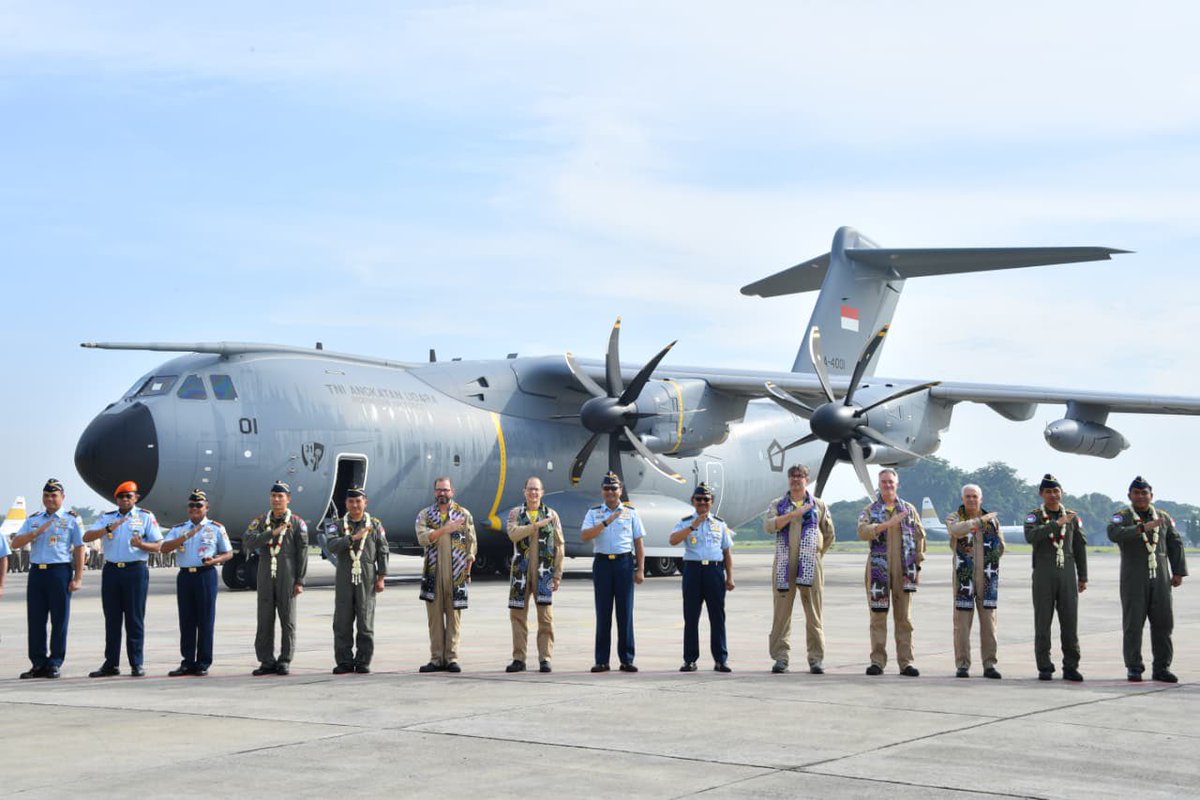 _TNIAU's tweet photo. "Airbus A400M, Sayap Baru TNI AU di Langit Indonesia" 

Tradisi water salute menandai kedatangan pesawat Airbus A400M/MRTT pertama Indonesia di Lanud Halim Perdanakusuma, Senin (3/11/2025). Kedatanganya disambut oleh Kasau Marsekal TNI M. Tonny Harjono, S.E., M.M., bersama para pejabat TNI AU.

Pesawat bernomor registrasi A-4001 tersebut hadir sebagai simbol bertambahnya kekuatan dan kesiapan TNI Angkatan Udara dalam menjalankan berbagai misi, baik Operasi Militer Perang (OMP) maupun Operasi Militer Selain Perang (OMSP). 🇮🇩 ✈️

#dmmp 💂🏻‍♀️