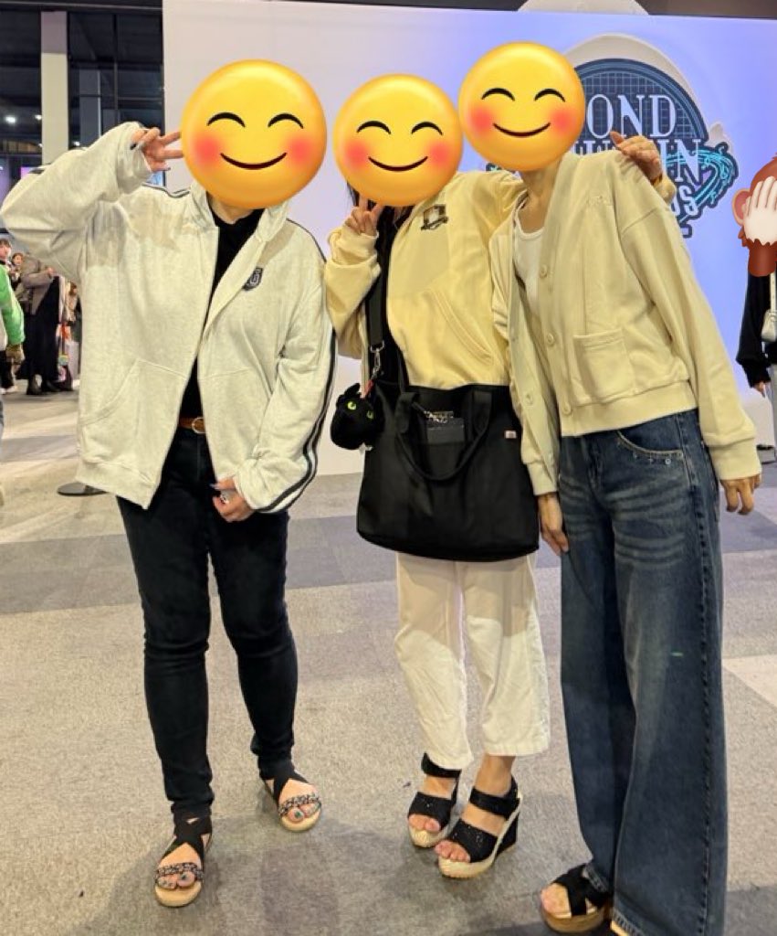 Vn5eFl's tweet photo. 3日間楽しかった。サプライズゲスト��WSやFourthも当たり、一人で騒いでしまった笑笑　そしてみんなでPhuwinのパーカー買って記念写真撮りました🤭
Pondのジーパンとかも可愛くて思わず買ってしまった😊
#PondPhuwinFanconD3
#alwaysreachforthestar #Apollobrand #dialblack_official https://t.co/RwZTgCTZYQ