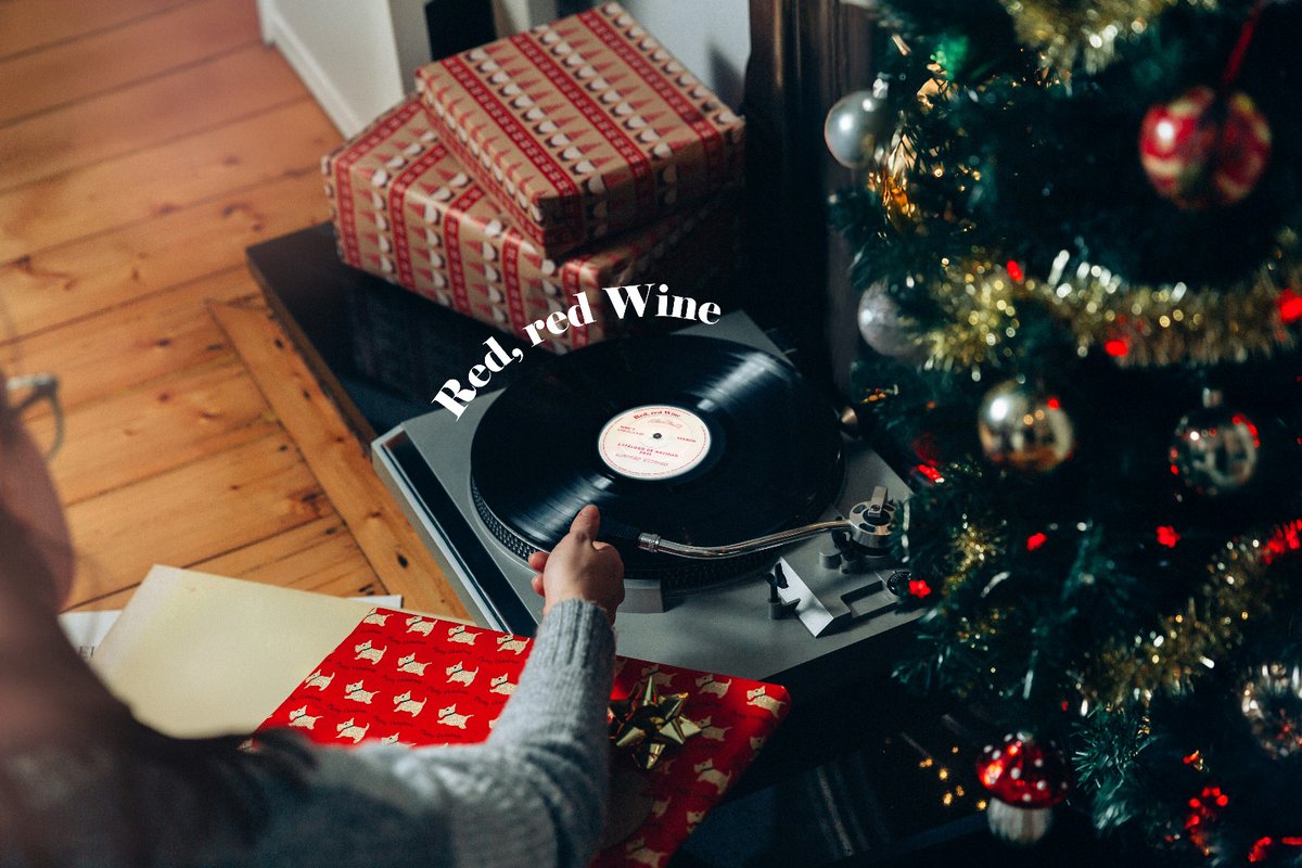 Este año, nuestro Catálogo de Navidad es muy especial. Diseñado con IA, se trata de un viaje sensorial que une música y vino. Cada una de nuestras cosechas encuentra su reflejo en un estilo musical, desde la fuerza de Beethoven al ritmo sereno del chill-out, en una propuesta que