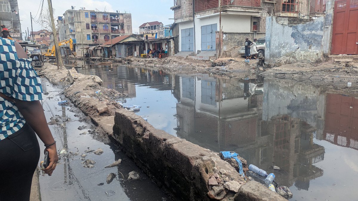 Naturelcd2020's tweet image. Certains quartiers de Kinshasa plongent dans le noir et font face à un fait accompli.
Les terrasses censées canaliser les eaux de pluie se transforment en véritables marécages, foyers de moustiques et de parasites vecteurs de maladies hydriques. 

#Kinshasa #Climat #Inondations