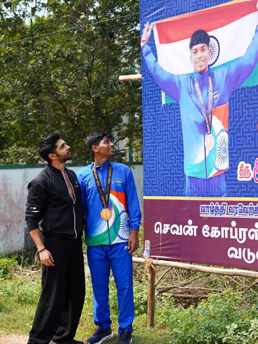 Chiyaanajith7's tweet photo. Our #BisonKaalamadan 🦬 met up with the Olympic medalist #Abinav 🏅
#Dhruv #DhruvVikram https://t.co/vGtoGl3Ai5