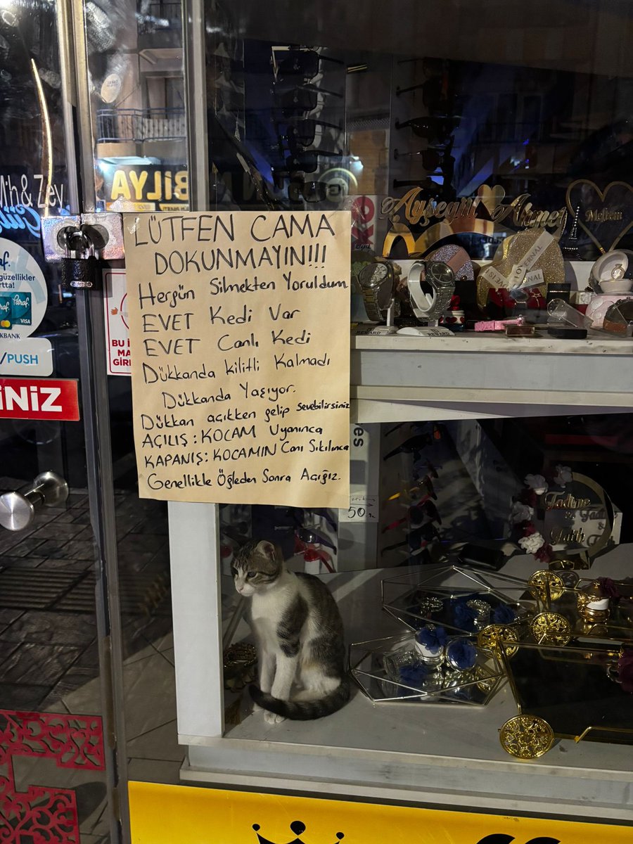 gorunce gulmekten bayildigim o dükkan