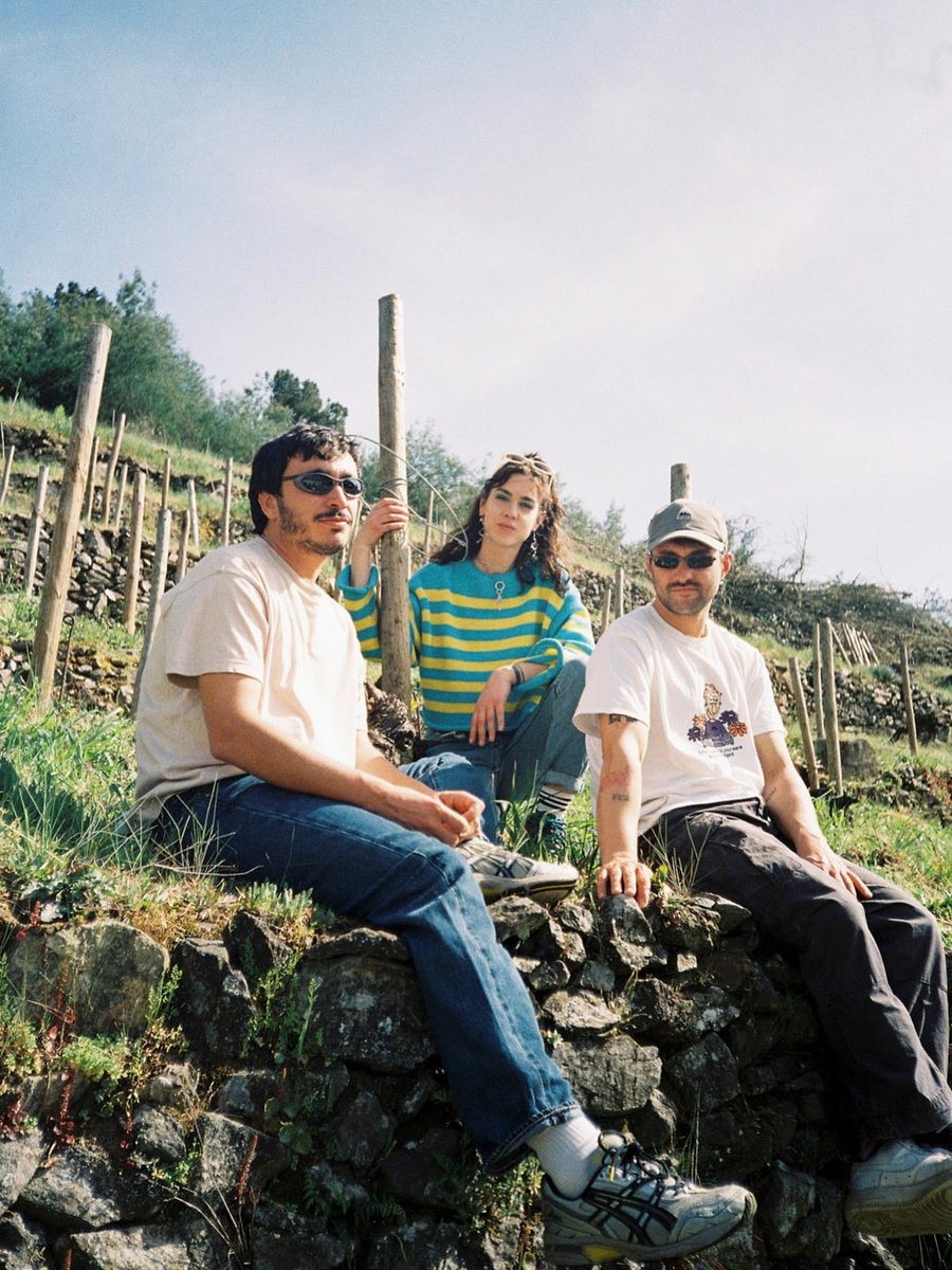 🧑‍🤝‍🧑 Tres hermanos, un legado.
Lo que comenzó con Baldomero Moure hoy lo lideran sus bisnietos Paloma, Adrián y José, cuarta generación al frente de Abadía da Cova. 🍇