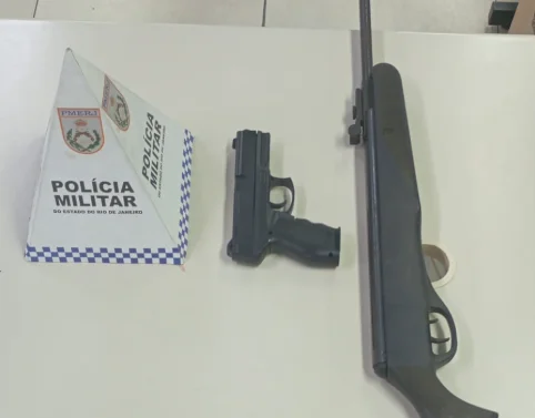 Pastor é detido após ameaçar funcionários de estacionamento em Maricá (RJ)

O homem estacionou o veículo no local, saiu e não retornou. Ao voltar no dia seguinte, foi questionado sobre o pagamento da diária, mas se recusou a pagar. 

Durante a discussão, ele sacou uma arma e