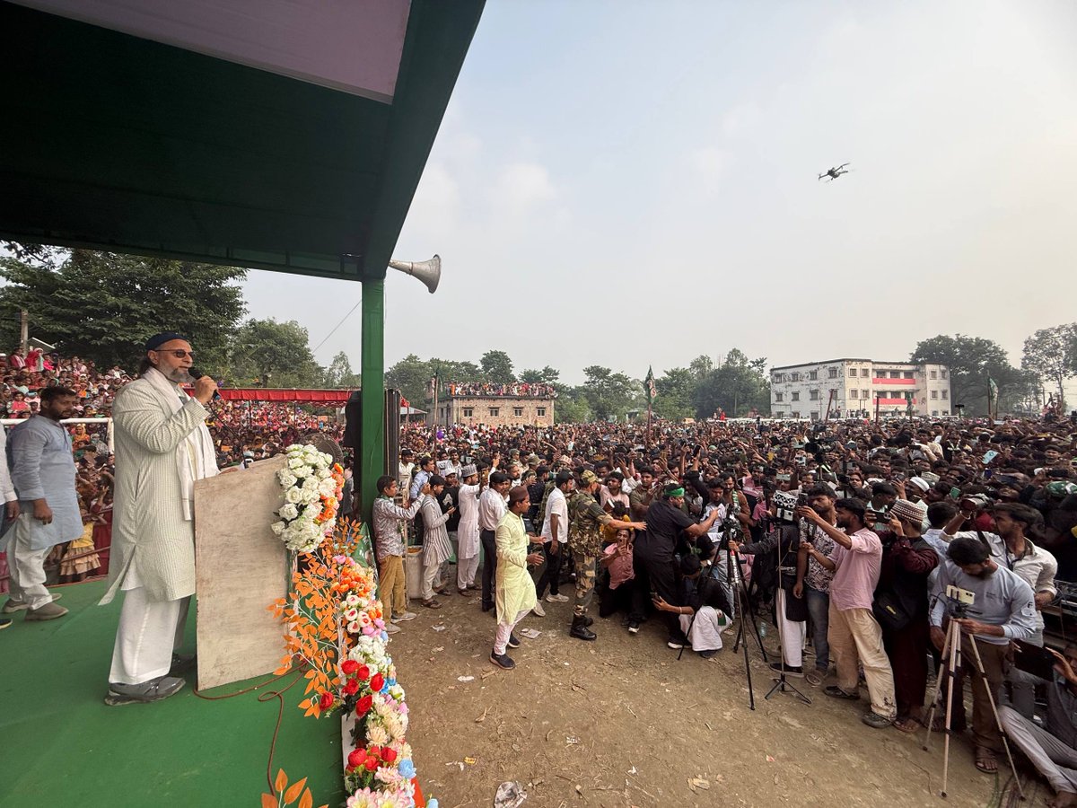aimim_national's tweet image. बिहार चुनाव: AIMIM अध्यक्ष बैरिस्टर @asadowaisi साहब ने आज बलरामपुर विधानसभा के छोघरा मैदान, आबादपुर में एक ऐतिहासिक चुनावी जनसभा को संबोधित किया, जहाँ बड़ी तादाद में अवाम ने AIMIM उम्मीदवार जनाब @AadilHasanAdv1 साहब के समर्थन में अपनी मौजूदगी दर्ज कराई। 
इस मौके पर बैरिस्टर…