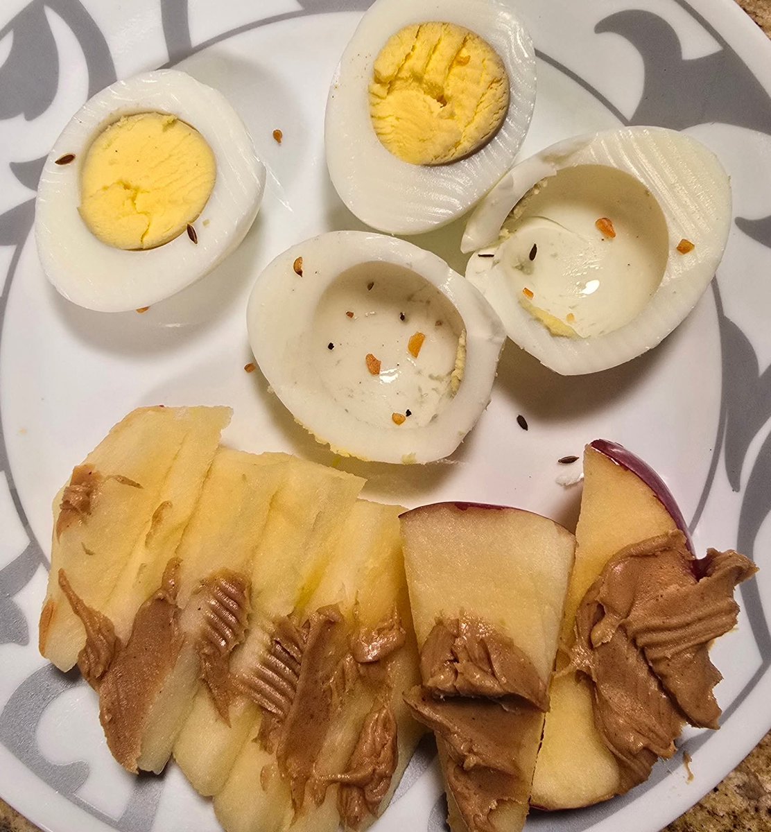 kyblueblood's tweet image. My lunch today is 2 boiled eggs and half an apple with a tablespoon of peanut butter.
@SenMcConnell
@RandPaul
@RepThomasMassie
@GOP

#SNAPChallenge #EndHunger #SNAP #FoodSecurity #PublicHealth 
From: 
facebook.com/share/p/1Eydh6…