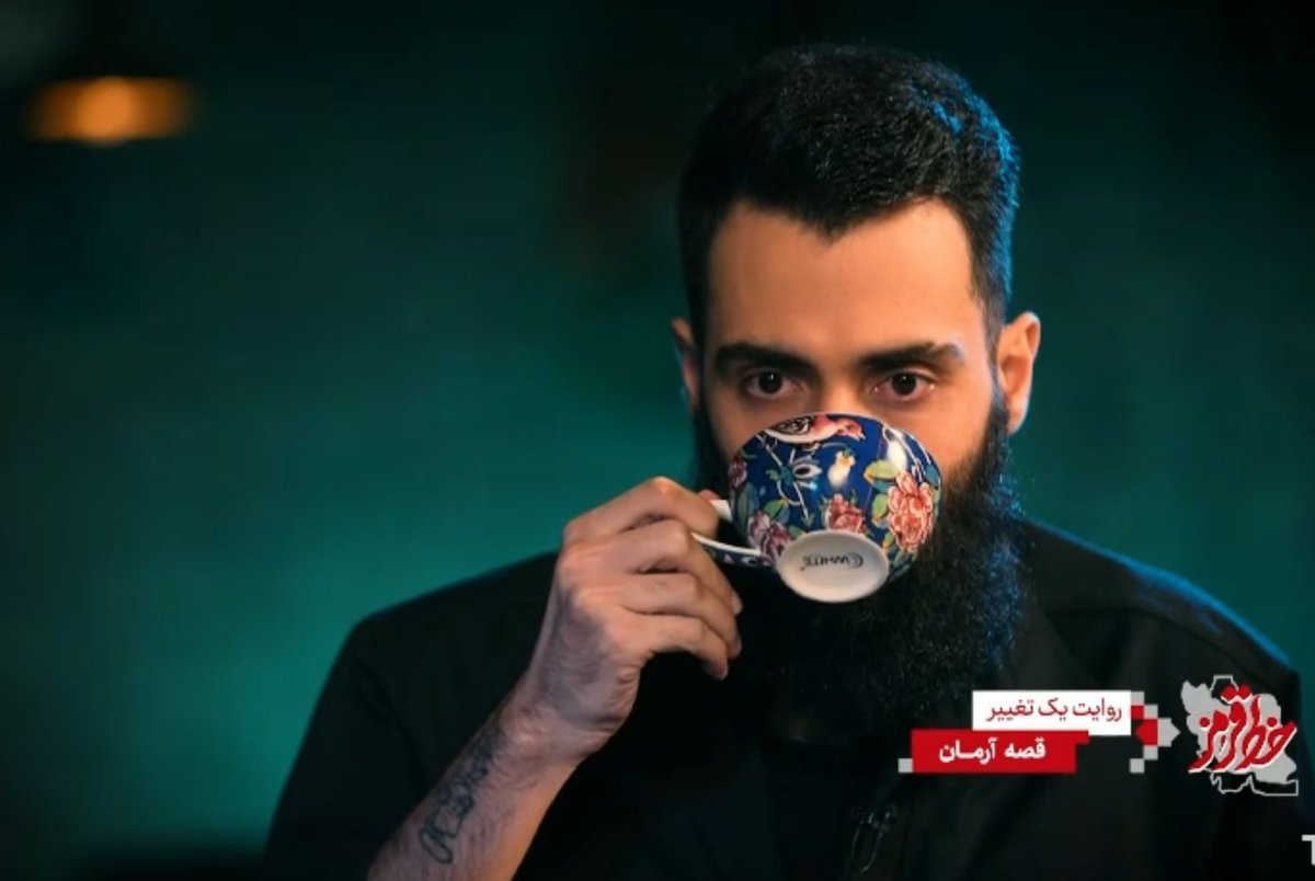 رپر بود، دانشجوی دکتری، تا گردن خالکوبی، سلطنت طلب با کلی آهنگ اعتراضی و حالا یک سوال ساده داشت:
چطور شهبانو فرح برای سگ سالومه پیام تسلیت فرستاد ولی پسرش رفت به ۱سر۱ییلی که ۴۰ هزار بچه کشت؟!

و امروز عوض شده بود!