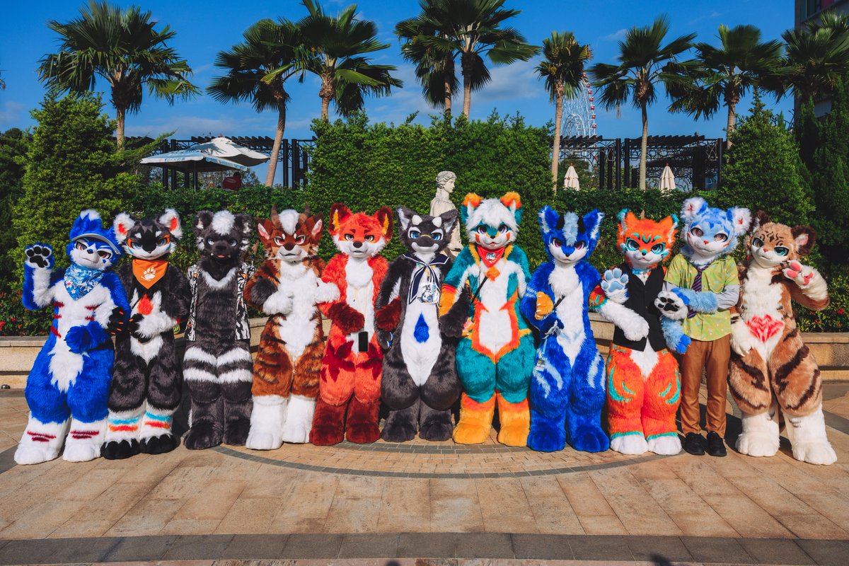 Infurnity 2025 ✨ Thank you all for joining our MofumofuFursuit group photo!
It’s always a joy to see so many amazing fursuits gathered together.
See you again next year! 🐾
#Infurnity2025 #MofumofuFursuit 
📸<a href="/VinTheCoyote/">VinTheCoyote（凡凡）</a>