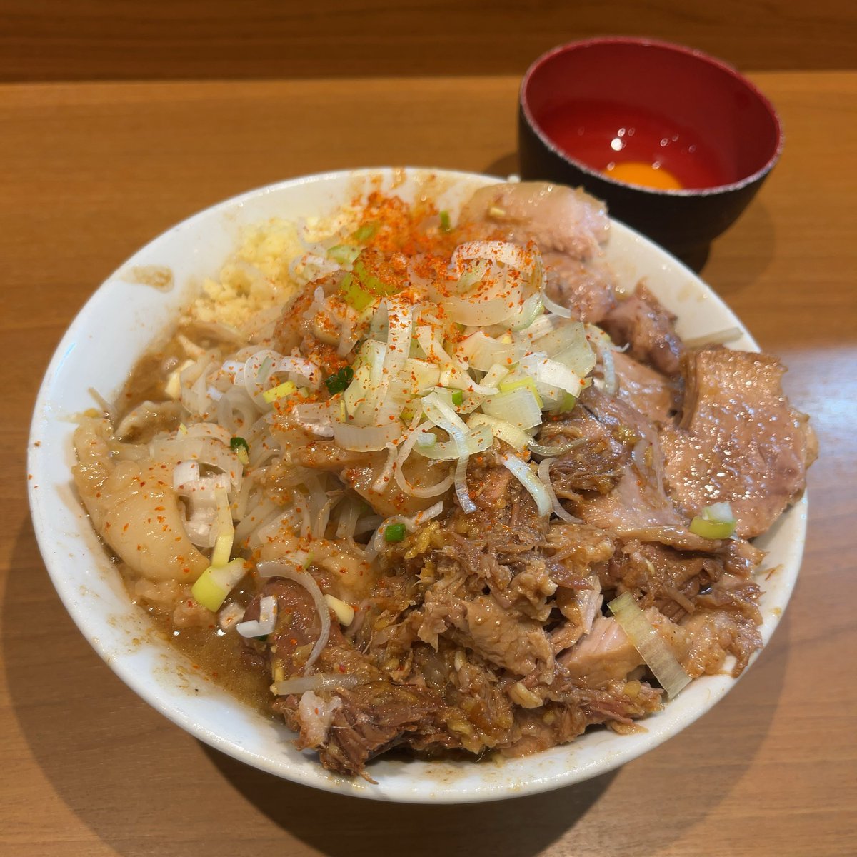 abe_tsuyoshi's tweet photo. 昨日行った年内最初で最後の池田屋
ラーメン+生卵 ¥1,600

昼夜30食限定の塩ポンを堪能

暴力的な味わいとネギの爽やかさがマッチ
気づいたらあっという間に完食していた https://t.co/OaFskORCBp