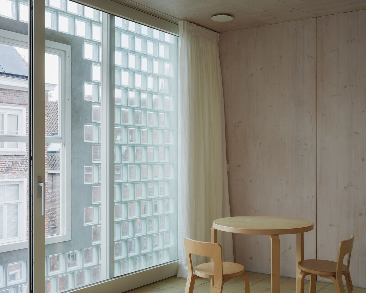Archello's tweet photo. Delmulle Delmulle Architecten’s Glass Brick House in Ghent redefines urban living through precision and material clarity.
https://t.co/pp1Cut1tFB
#CLTConstruction #GlassBrickFacade #LowCarbonDesign https://t.co/8iTSLZDNj2