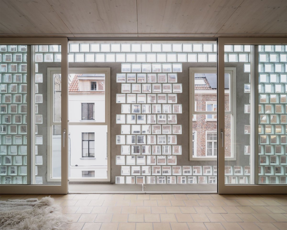 Archello's tweet photo. Delmulle Delmulle Architecten’s Glass Brick House in Ghent redefines urban living through precision and material clarity.
https://t.co/pp1Cut1tFB
#CLTConstruction #GlassBrickFacade #LowCarbonDesign https://t.co/8iTSLZDNj2