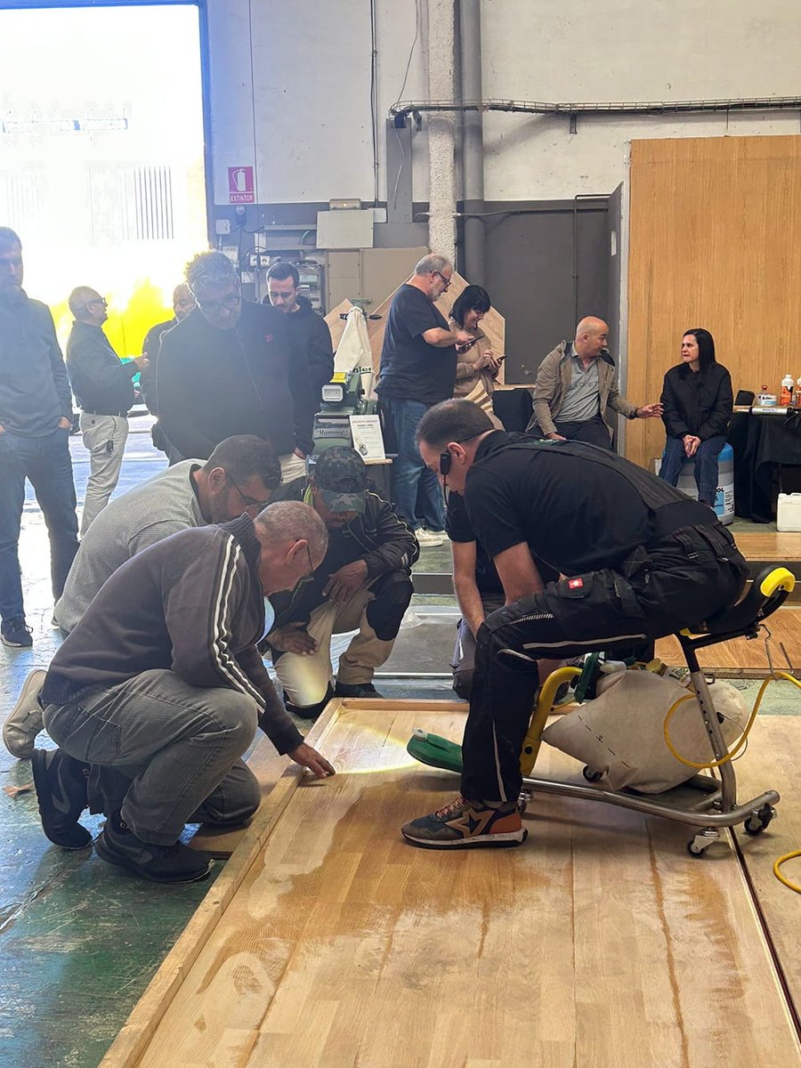 📷 Alrededor de 50 profesionales acudieron a nuestro ToolsDay de Lägler. 

ℹ️ Allí pudieron conocer las novedades de Lägler, probar sus máquinas y productos de santjustparquets.com/medio-centenar…
