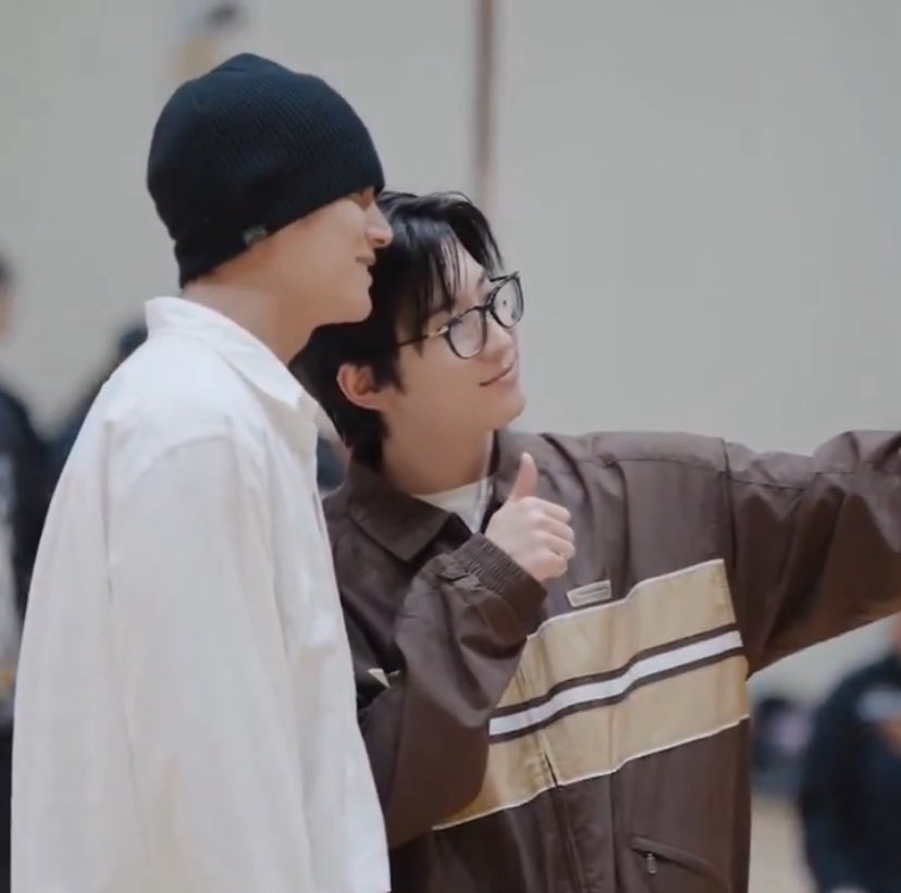 WAKE UP EVERYONE OUR PARENTS TOOK A SELCA 😭😭😭