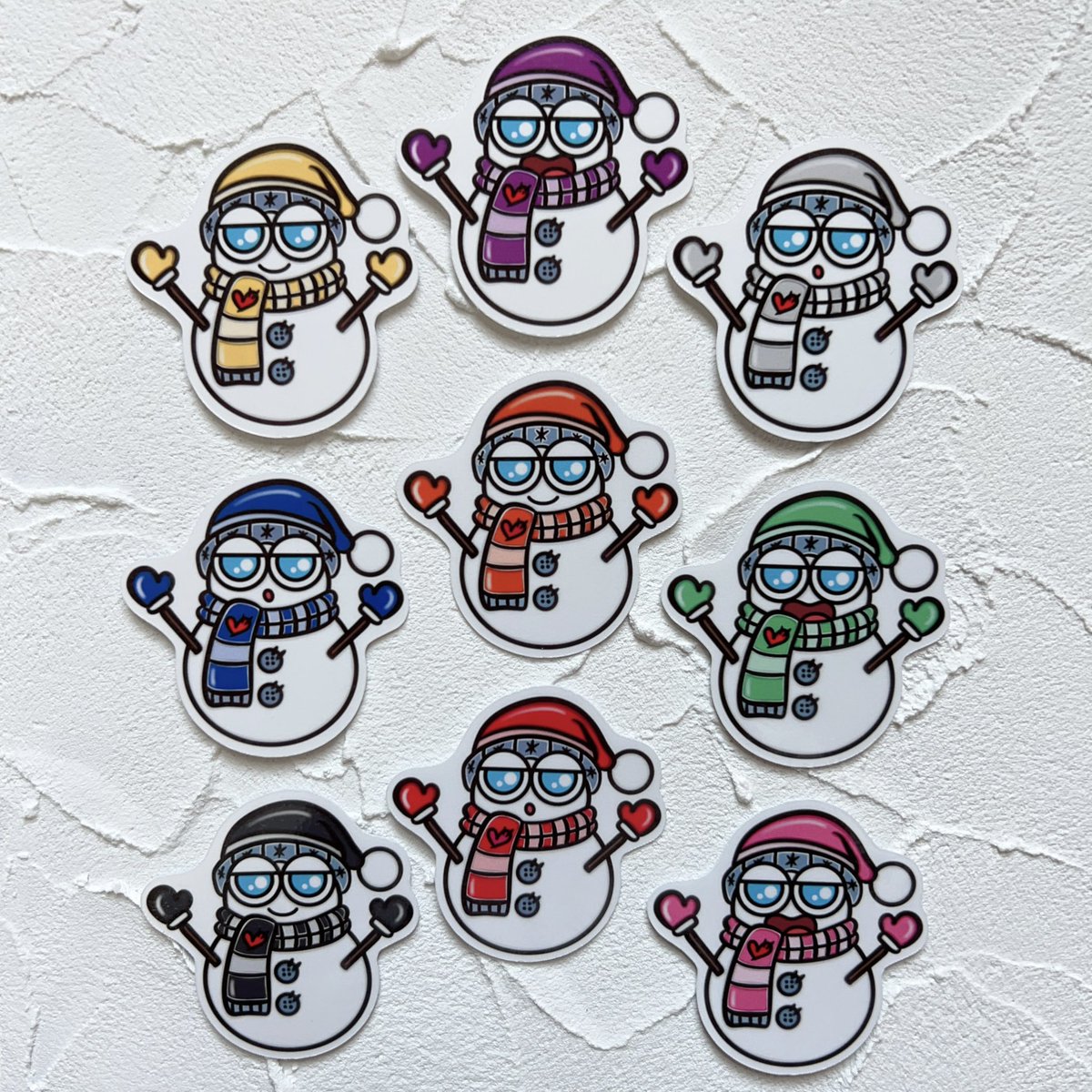 who__86's tweet photo. 寒い季節をハッピーにしてくれる雪だるまステッカー⛄️🧡
冬限定デザインの推しカラー雪だるまステッカーです!!
そして分かる人には分かる🤭
9色、この順番に並べたくなる🫶🏻
揃えた��なっちゃったんじゃない？⛄️
お気に入りカラーを是非🌈
#雪だるま #冬限定 #ステッカー #推しカラー https://t.co/Fu2zg67rlx