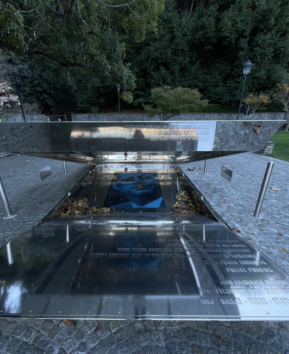 John Fitzgerald Kennedy (JFK), Kasım 1963’te tetikçi Oswald tarafından suikasta uğramadan tam dört ay önce Bellagio’yu (Como Lago, IT) ziyaret etmiş. Bu sanatsal tasarımlı memorial onun anısına.