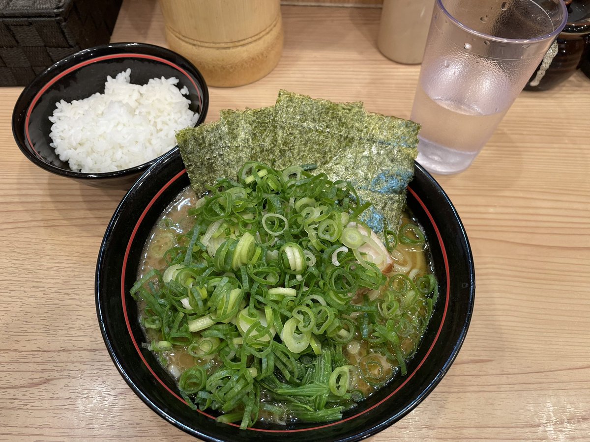 【NKBD48】に向け、ひとりストゥーディオへ。ドラムの後ろが狭い部屋では、セットを壁に向ければ良いんだ！ってことを最近ヒラメキました！カロリーを使ったので、補給もしました！