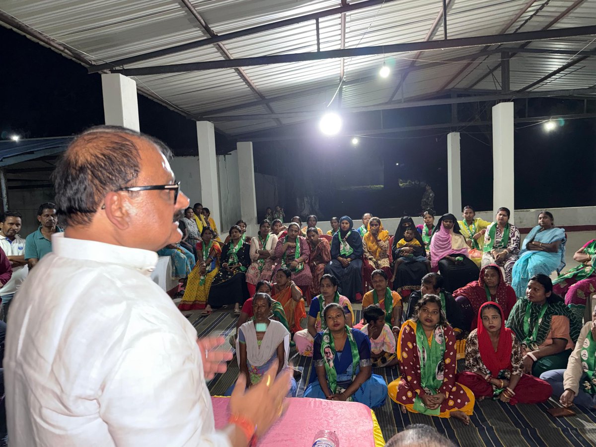 MithileshJMM's tweet photo. घाटशिला विधान सभा अंतर्गत पश्चिमी मऊभंडार के गांधी स्पोर्टिंग क्लब में आयोजित कार्यक्रम में शामिल हुआ।

कार्यक्रम में स्थानीय जनता का झामुमो प्रत्याशी के पक्ष में अपार समर्थन देखने को मिला।

इस दौरान माननीय विधायक श्री मंगल कालिंदी जी भी मौजूद रहे।
@HemantSorenJMM @JmmJharkhand https://t.co/HTOfW8kBlX