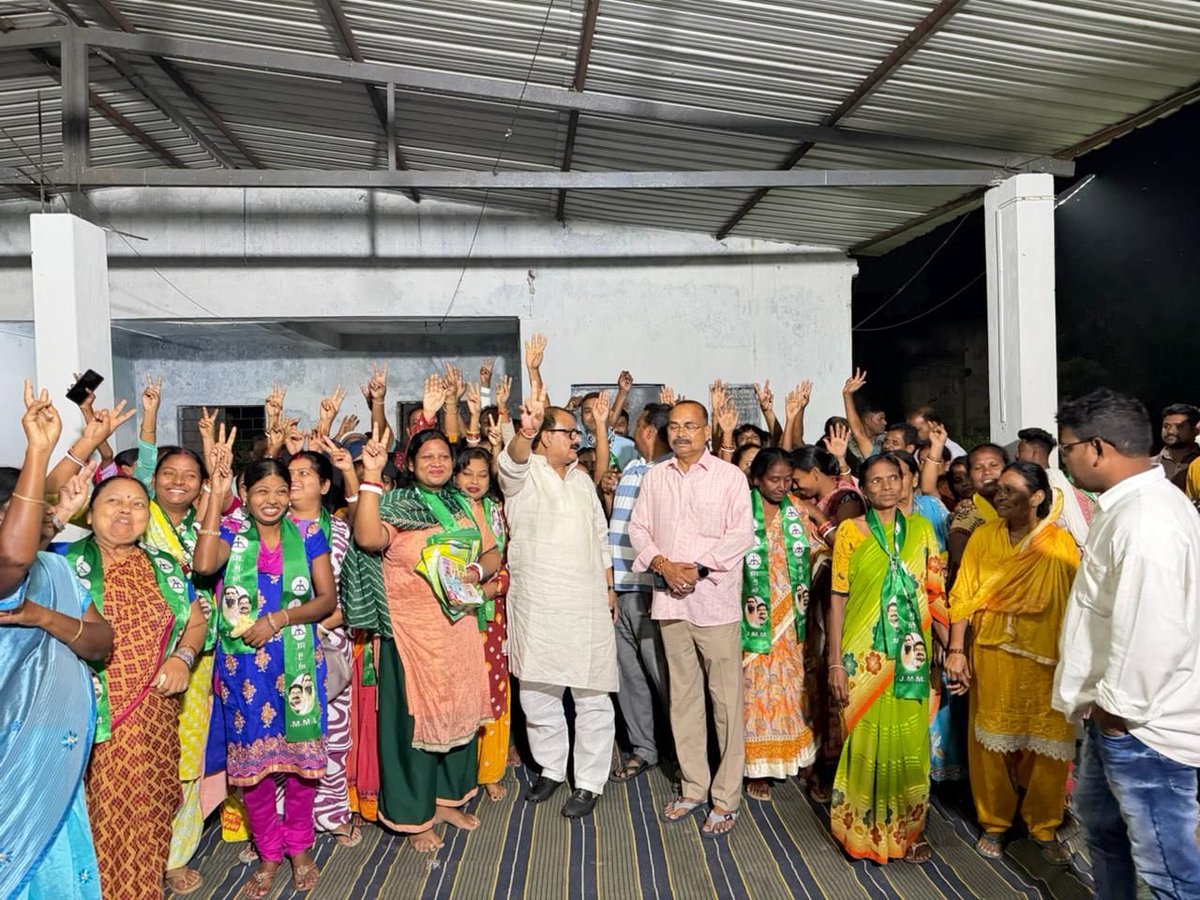 MithileshJMM's tweet photo. घाटशिला विधान सभा अंतर्गत पश्चिमी मऊभंडार के गांधी स्पोर्टिंग क्लब में आयोजित कार्यक्रम में शामिल हुआ।

कार्यक्रम में स्थानीय जनता का झामुमो प्रत्याशी के पक्ष में अपार समर्थन देखने को मिला।

इस दौरान माननीय विधायक श्री मंगल कालिंदी जी भी मौजूद रहे।
@HemantSorenJMM @JmmJharkhand https://t.co/HTOfW8kBlX