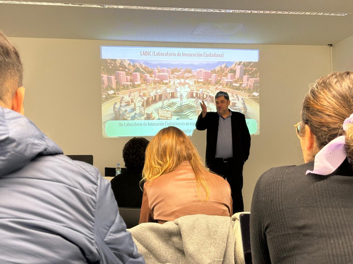 BISITE_USAL's tweet photo. 😲 La pasada semana desde la Cátedra #DemIA y CÖHABITARE... 🤭 dimos el pistoletazo de salida al Laboratorio de Innovación Ciudadana con IA para el Desarrollo de Béjar y su Entorno (LIC Béjar) en la @usal🌟.

👀 https://t.co/tx1IyFHgoj https://t.co/nVC1KIK9Hf