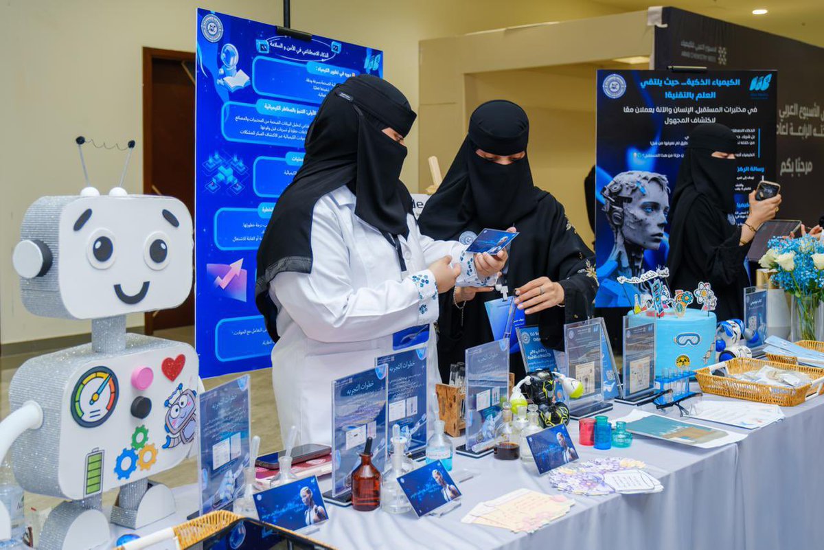 📸 | 

جانب من المعرض المصاحب الذي يضم تجارب كيميائية حية وتفاعلية تُبرز الإبداع في عالم الكيمياء وتربط العلم بالحياة اليومية والمقامة ضمن فعاليات الأسبوع العربي للكيمياء 2025م. 

#جامعة_جدة 
#الأسبوع_العربي_للكيمياء 
#الاختيار_الأول_لقادة_المستقبل