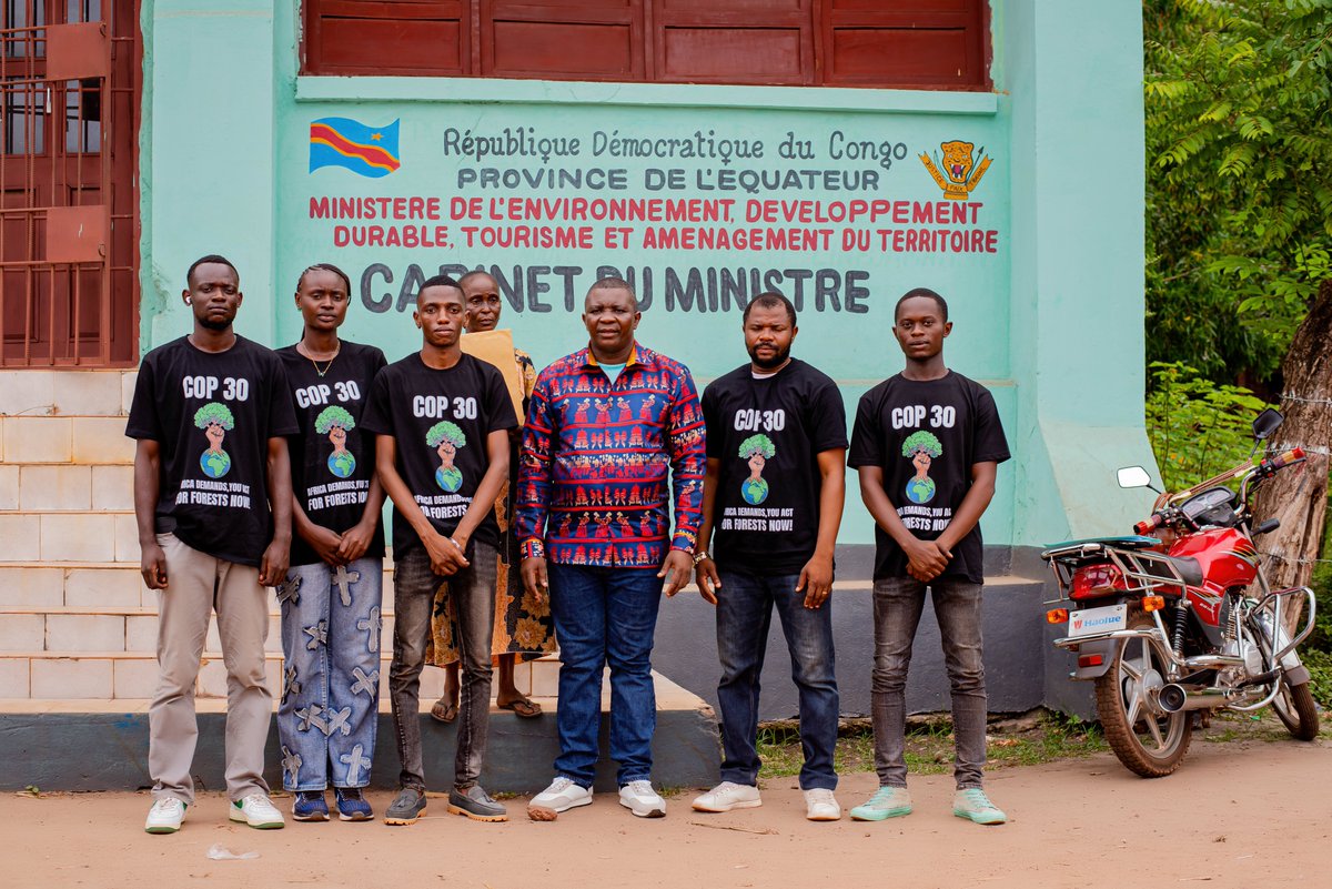 Lors de la #GlobalActionDay, les jeunes de Mbandaka ont affirmé leur leadership pour la protection des forêts et de la biodiversité.

Une délégation, accompagnée des volontaires de Greenpeace, a remis une note de plaidoyer au Ministre provincial.

#RespectezLeBassinDuCongo #COP30