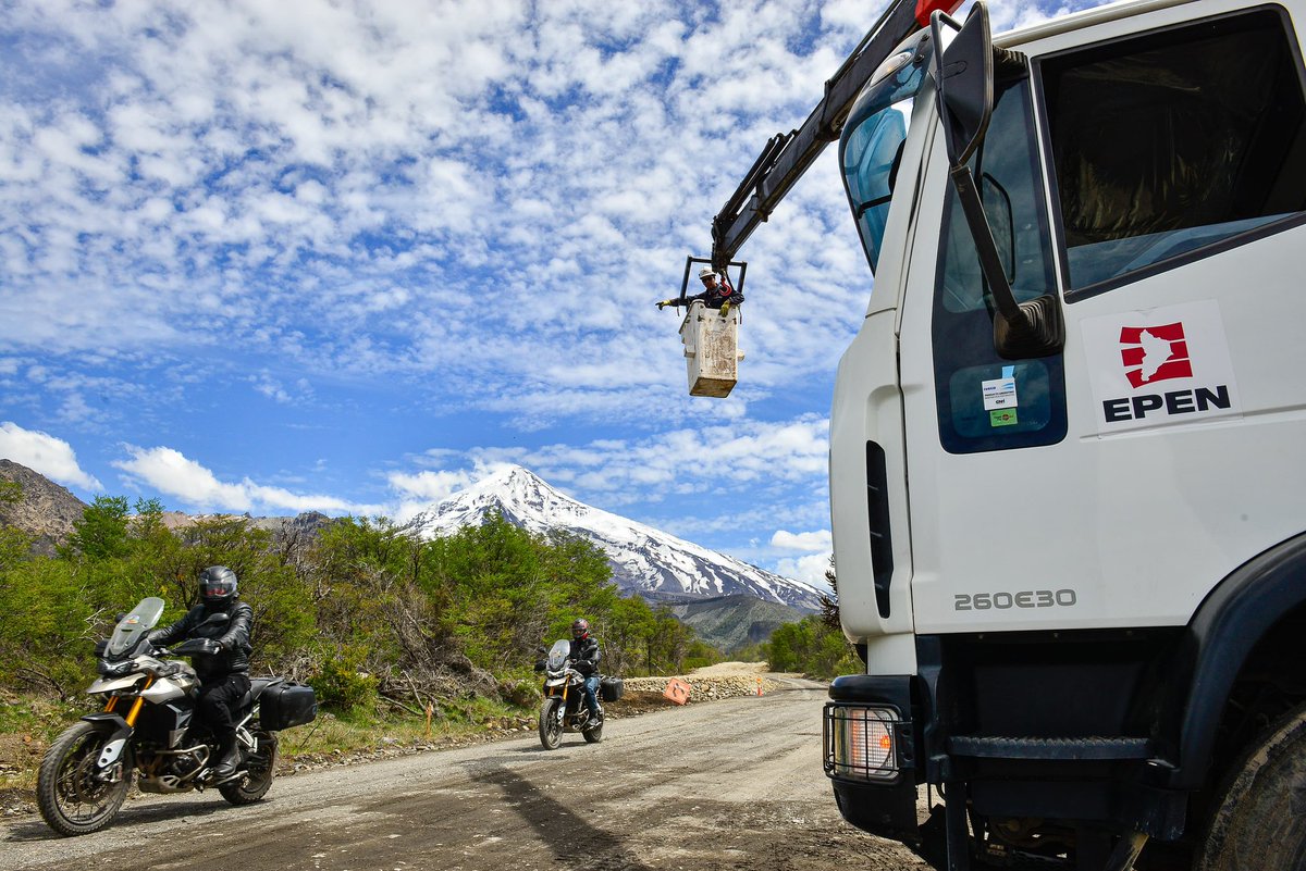 EXTENDEMOS EL TENDIDO ELÉCTRICO HACIA EL PASO MAMUIL MALAL

Personal del EPEN trabaja en la extensión del tendido eléctrico desde el portal de ingreso hasta el sector donde se ubican las distintas instituciones del paso fronterizo.

Se trata de una obra que había quedado