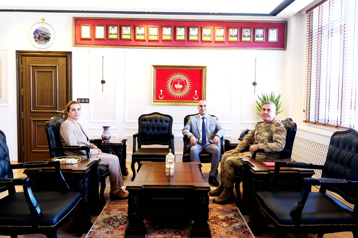 Van Ceza İnfaz Kurumlarında Sorumlu Cumhuriyet Savcısı Sn. Mehmet Halit BAKIR ve Van T Tipi Ceza İnfaz Kurum Müdürü Sn. Şule SEVİNÇ GECECİ, Van İl Jandarma Komutanımız Tuğgeneral Sn. Mücahit AVKIRAN' ı ziyaret etti.