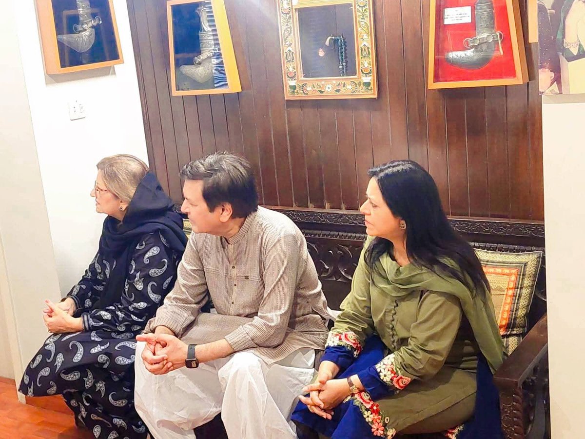 Karachi: Senior PPP leaders #SyedQaimAliShah (former CM Sindh) and MNA Dr. <a href="/ShahNafisa/">Nafisa Shah</a> extended heartfelt condolences to Salman Shuban Mirani and family on the sad demise of his father, late Aftab Shuban Mirani (former CM Sindh), at DHA🤲