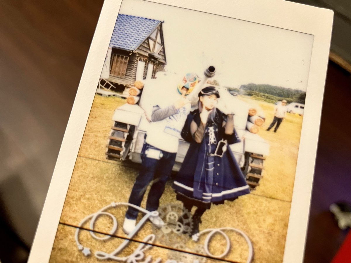 akamegane_nmm's tweet image. 育実さんの物販で買った当日衣装と同じアクリルキーホルダーとサインボール
客席で音をチェックしてたら曲中にめっちゃこっちに投げてくれて…ちゃんと捕れた✨
昔に野球部やってて良かったｗ

チェキでツーショット撮ってもらえて、大洗Tシャツに反応してもらえて、大変に贅沢な時間を過ごせました😊