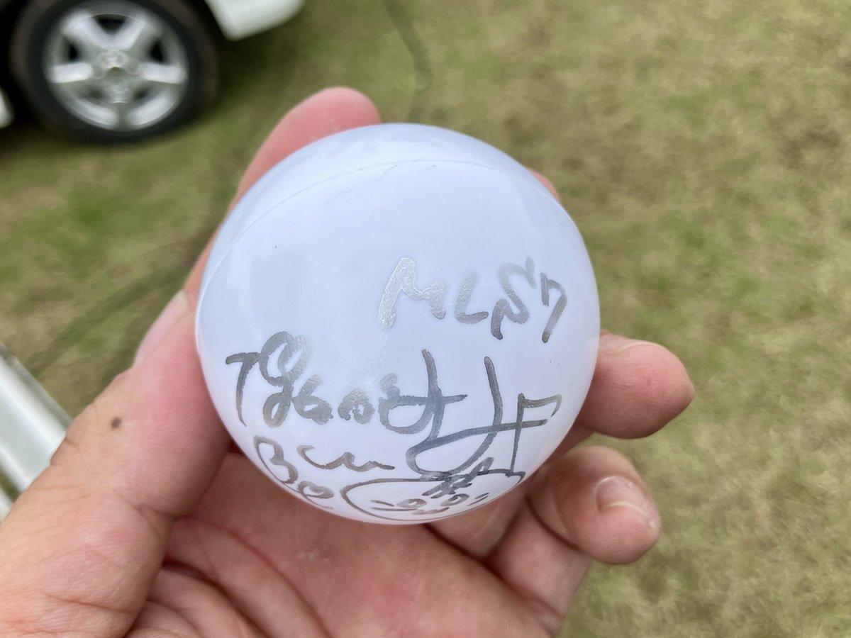 akamegane_nmm's tweet image. 育実さんの物販で買った当日衣装と同じアクリルキーホルダーとサインボール
客席で音をチェックしてたら曲中にめっちゃこっちに投げてくれて…ちゃんと捕れた✨
昔に野球部やってて良かったｗ

チェキでツーショット撮ってもらえて、大洗Tシャツに反応してもらえて、大変に贅沢な時間を過ごせました😊