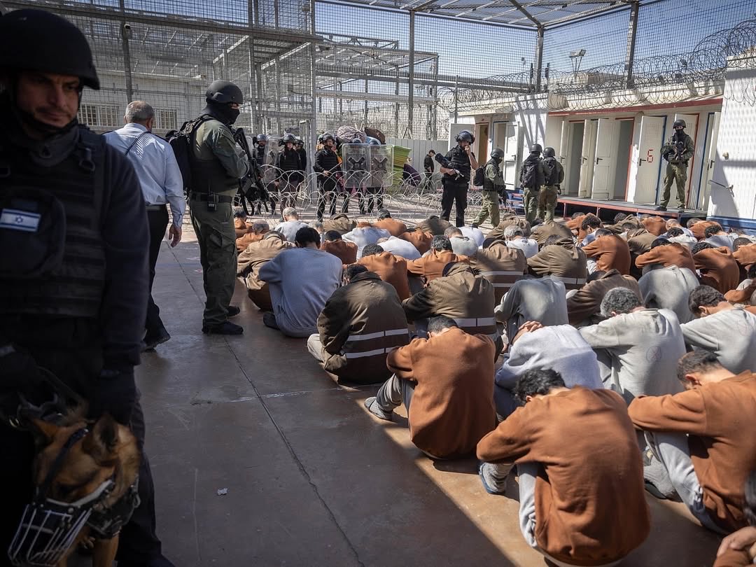 trthaber's tweet image. Eli kanlı Netanyahu, Filistinli tutuklulara idam cezası öngören yasa tasarısına destek verdi.

Tasarı, bir İsrailliyi &quot;milliyetçi nedenlerle&quot; öldüren Filistinlilere ölüm cezası getiriyor. Aynı suçu işleyen soykırımcı İsrailliler ise yasadan muaf tutulacak.
tr.trthaber.com/1/87a3eb16