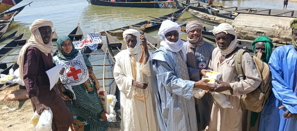 CICR_Mali's tweet photo. #Gao : 250 pêcheurs, chefs de ménage de #Bamba, #Temera & #Taboye ont bénéficié d'équipements complets de pêche (pirogues, filets & hameçons).
Ce soutien du @CICR_Mali permet d'accroître les revenus des familles, d'améliorer leur alimentation et de stimuler l'économie locale. https://t.co/mQNScN09pT