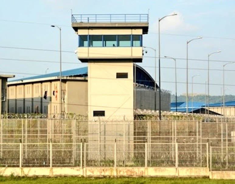 CafeRadioEc's tweet image. 🔴📻🇪🇨 La noche del sábado 1 de noviembre, el SNAI informó que 12 privados de libertad perdieron la vida en varias cárceles del país:
➡️ 6 muertos en la Penitenciaría del Litoral, #Guayaquil
➡️ 4 muertos en la Cárcel de Turi, #Cuenca
➡️ 2 muertos en la Cárcel de #Esmeraldas