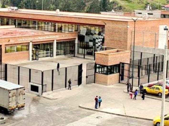 CafeRadioEc's tweet image. 🔴📻🇪🇨 La noche del sábado 1 de noviembre, el SNAI informó que 12 privados de libertad perdieron la vida en varias cárceles del país:
➡️ 6 muertos en la Penitenciaría del Litoral, #Guayaquil
➡️ 4 muertos en la Cárcel de Turi, #Cuenca
➡️ 2 muertos en la Cárcel de #Esmeraldas