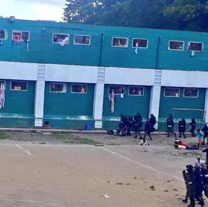 CafeRadioEc's tweet image. 🔴📻🇪🇨 La noche del sábado 1 de noviembre, el SNAI informó que 12 privados de libertad perdieron la vida en varias cárceles del país:
➡️ 6 muertos en la Penitenciaría del Litoral, #Guayaquil
➡️ 4 muertos en la Cárcel de Turi, #Cuenca
➡️ 2 muertos en la Cárcel de #Esmeraldas