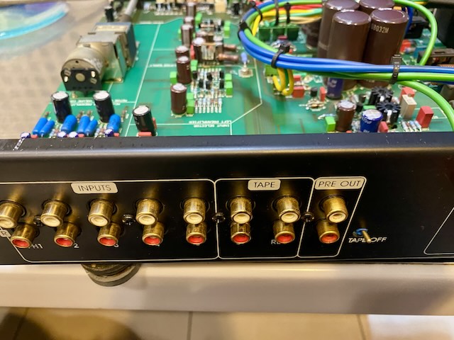 rhymin1987's tweet photo. アンプのボリュームを回すとガリガリと音がする
なんだか音が曇っているように感じる
そんな時はAmazonで売っている　＃CAIG　（ケイグ）
https://t.co/w64VPBZm4c
小瓶で十分です　
天板を開けてVOLBOXにある点検口に筆を差し込みグリグリ
RCA端子やACブレードに塗り塗り
驚くほど改善しますよ https://t.co/eeQgQ5CZ0G