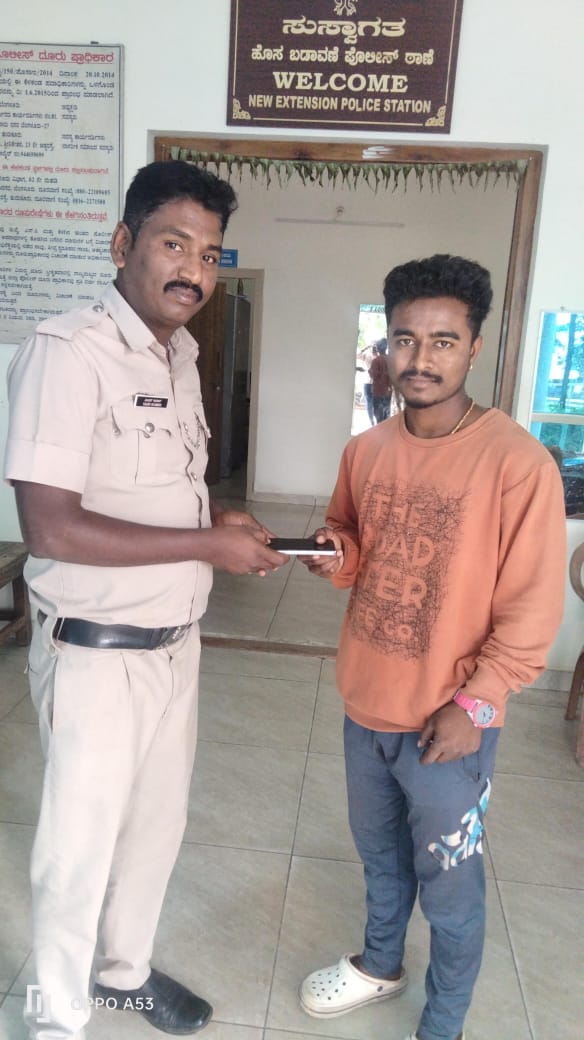 SPTumkur's tweet photo. ನಮ್ಮ ತುಮಕೂರು ಜಿಲ್ಲೆಯ ಪೊಲೀಸ್ ಠಾಣಾ ವ್ಯಾಪ್ತಿಗಳಲ್ಲಿ ಕಳೆದು ಹೋಗಿದ್ದ #TumakuruRuralPS #ChelurPS ನ ತಲಾ 01 #NEPS ನ 02 ಮೊಬೈಲ್ ಫೋನಗಳನ್ನು #CEIR ಪೋರ್ಟಲ್ ಮೂಲಕ ಪತ್ತೆ ಮಾಡಿ ವಾರಸುದಾರರಿಗೆ ಹಿಂದಿರುಗಿಸಲಾಗಿರುತ್ತದೆ.
#TumakuruDistrictPolice
#LostMobileTraced
#CEIRPortal
@venkatashok
@KarnatakaCops https://t.co/5CzZB5NR3r