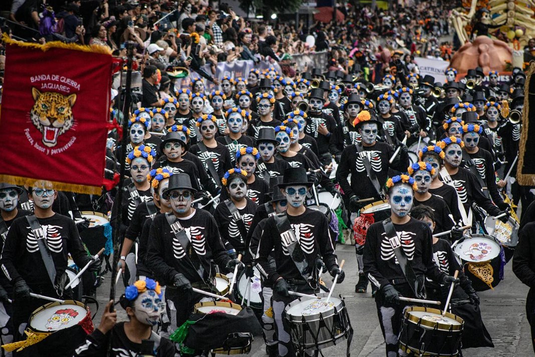 #FotoZona 💀🎺 Entre flores, música y memoria, miles celebraron el Desfile de Día de Muertos 2025 en CDMX. Ve más del arte y la vida en comunidad en esta galería visual. ✨

Por Denisse Ureña / <a href="/denisseure_/">Denisse Ureña</a>

zonadocs.mx/2025/11/02/gra…