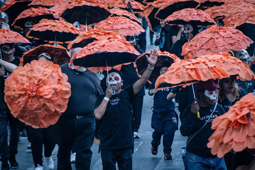 #FotoZona 🌼 Más de 8 mil artistas, 50 comparsas y nueve bloques temáticos llenaron de color la CDMX en el Desfile de Día de Muertos 2025. Ve más de esta celebración que une historia, tradición y orgullo popular 🇲🇽

Por Denisse Ureña / <a href="/denisseure_/">Denisse Ureña</a> 

zonadocs.mx/2025/11/02/gra…