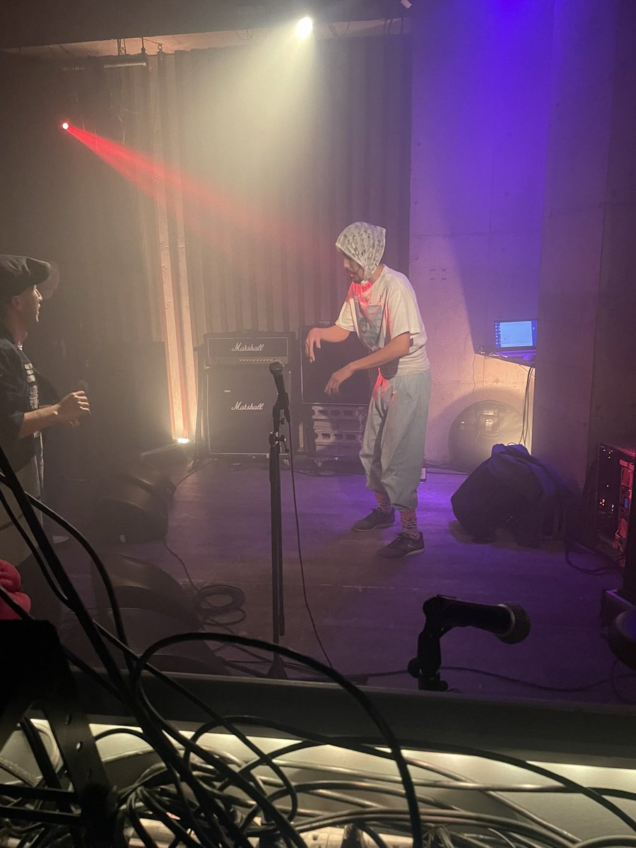 下北沢SPREADにて「LINK.」無事終了しました。久々に見たKASAIのライブでしたが、ヘッドセット型のマイクは、マイクを持って聴衆に呼びかける「アーティスト」然とした形を避けて、身体の動きに伴った声をそのまま拾うことで「民謡」っぽさを生み出そうとしてるように見えました。