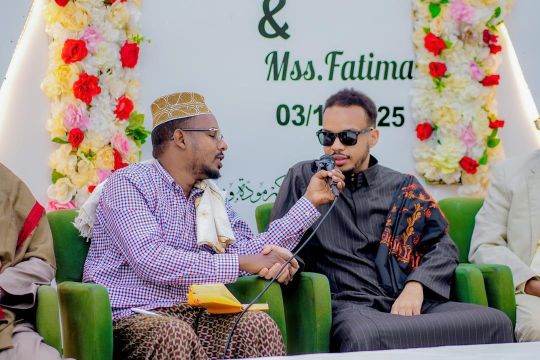 Hambalyo Hambalyo Hambalyo.

Waxaan hambalyo iyo bogaadin oo ay duco iyo farxad ku dheehan tahay hawada u marinayaa lamaanaha is doortay walaakeey qaaliga ah Abdikhani Ibrahiim Afgooye  iyo dumashi Fatima Mohamed Ali oo uu manta arooskoodu ka dhacay magaalada Muqdisho,